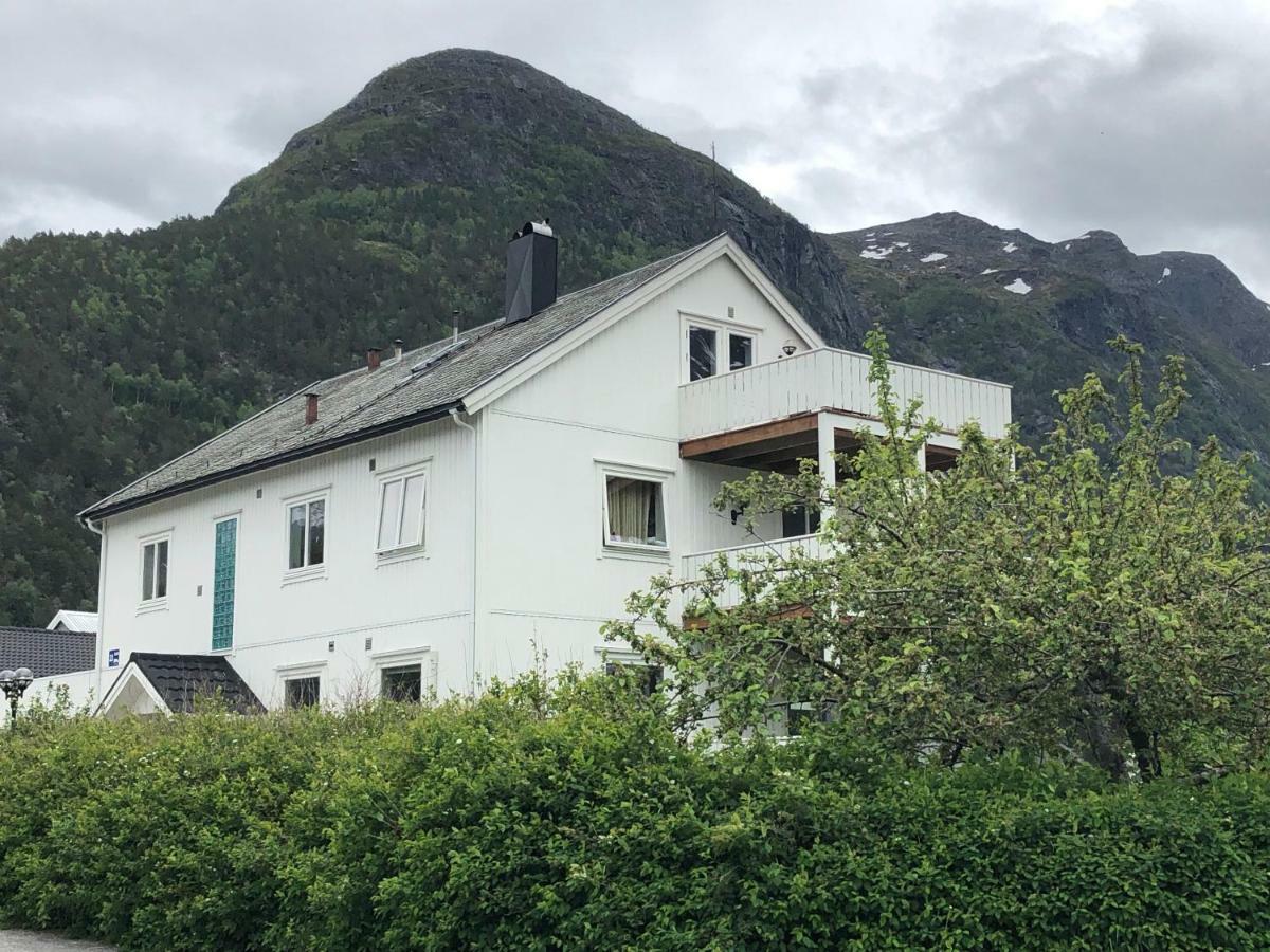 Andalsnes Gustehouse Apartment Exterior photo